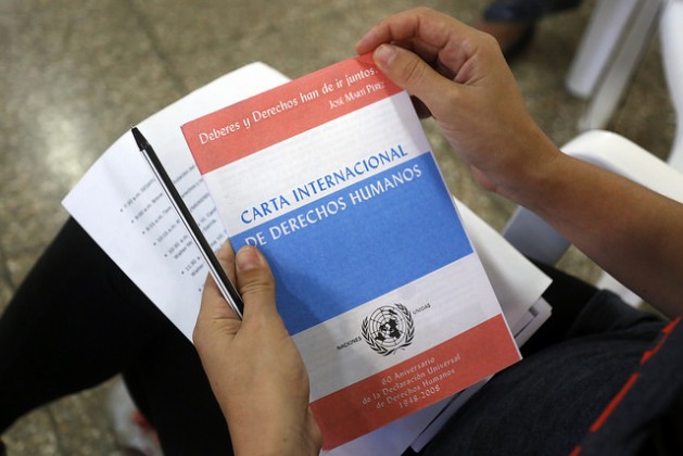 Una persona sostiene en sus manos un manual impreso de la Carta Internacional de Derechos Humanos durante la sexta edición del taller anual “Derechos económicos, sociales y culturales y perspectiva de derechos humanos”, en la ciudad de Cárdenas, en Cuba. Crédito: Jorge Luis Baños/IPS