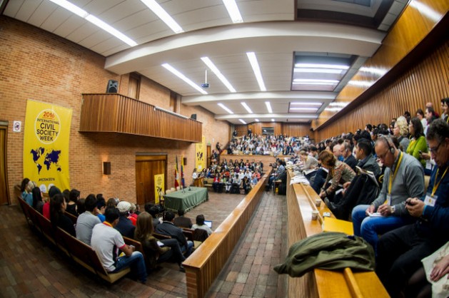 Participantes en la bianual Semana Internacional de la Sociedad Civil, realizada en Bogotá, a la espera del comienzo de uno de los actos, en uno de los claustros que acogió el encuentro de unos 900 activistas de más de 100 países. Crédito: Civicus