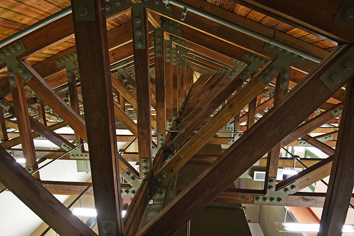 El edificio tiene un techo en madera. (Foto por Ricardo Alcaraz)