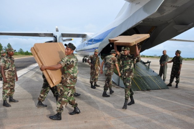 Soldados de Nicaragua bajan material electoral de un avión militar Antonov 26, parte de la cooperación rusa con el país. Crédito: Cortesía del Ejército de Nicaragua