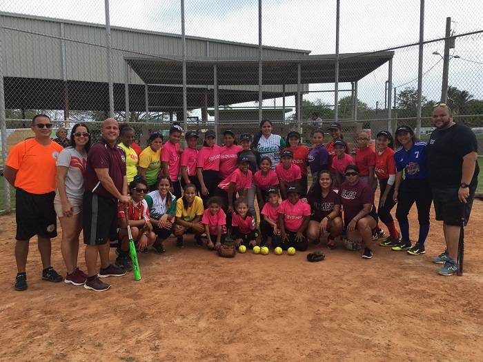 Niñas y jóvenes de la Liga de softbol María Zayas en Salinas. (Suministrada)