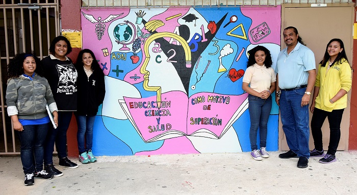 Roberto Rivera, maestro de ciencia de la escuela, creó un mural junto a sus estudiantes. (Suministrada)