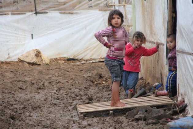 Niñas y niños sirios aprenden a sobrevivir en un campamento de refugiados en el norte de Líbano. Crédito: Zak Brophy/IPS