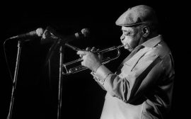 El virtuoso trompetista de jazz estadounidense Dizzy Gillespie amenizó junto al cubano Arturo Sandoval en el Teatro de la UPR en marzo de 1985. (Ricardo Alcaraz/Diálogo)