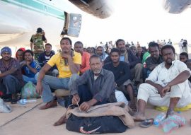 Migrantes africanos interceptados en Libia, cuando se aprestaban a intentar llegar a Europa en una peligrosa travesía por el mar Mediterráneo, donde muchos de ellos pierden la vida cada año. Crédito: Rebecca Murray/IPS