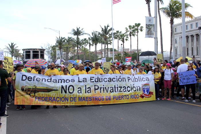 Maestros van al Capitolio a protestar en contra del proyecto que, según ellos, busca privatizar la educación pública. (Ricardo Alcaraz / Diálogo)