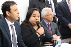En el centro Melba Acosta, presidenta Banco Gubernamental de Fomento . (Diálogo UPR)