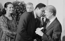 En esta imagen de 1977 se puede apreciar a Ali, el diplomático, estrechando saludos con el presidente Carter. (WikiCommons)