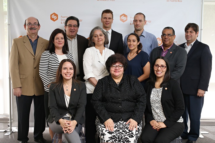 Ganadores de Small Research Grants Program junto a directivos del FCTI y la Universidad de Puerto Rico. (Suministrada)