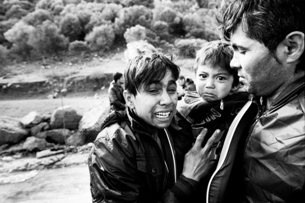 Una familia de refugiados afganos llega a Lesbos, Grecia, en 2015. Crédito: Giles Duley/ACNUR.