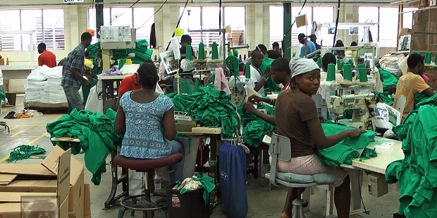 Tabajadores confeccionan camisetas para la transnacional Hanes en una fábrica de la zona franca de CODEVI, en Ouanaminthe, Haití. Crédito: Jude Stanley Roy/IPS.