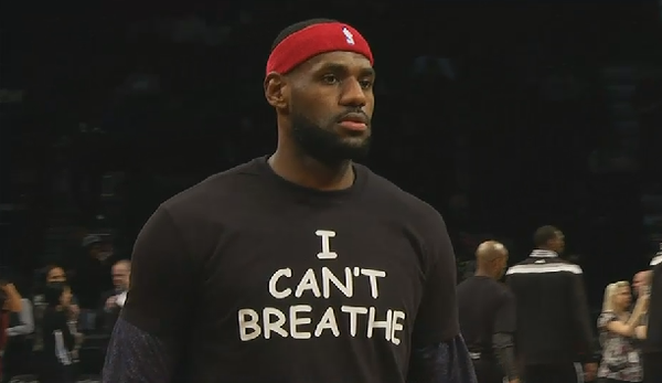Lebron James utiliza camisa en protesta a las muertes de los ciudadanos negros. (Twitter)