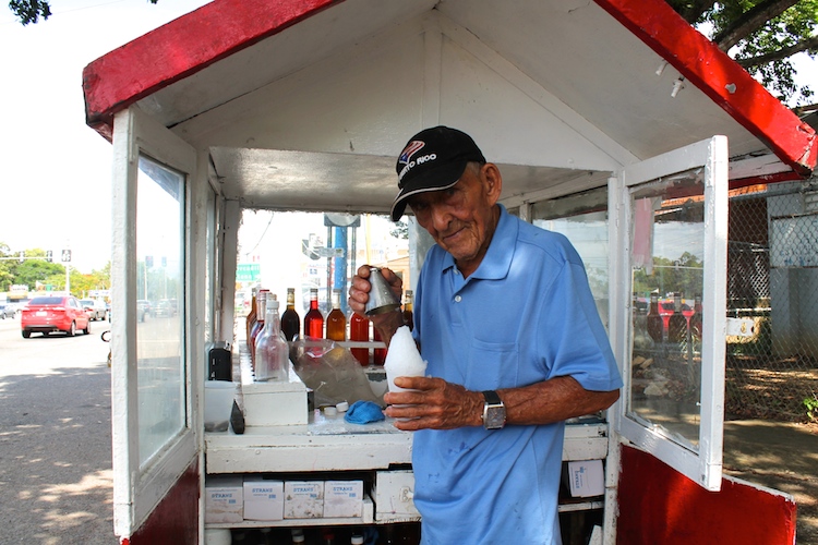 Don Justo tiene 88 años y trabaja de lunes a viernes vendiendo piraguas en Arecibo. (Michelle Estades/Diálogo UPR)