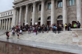 La lluvia no amoniró la voluntad de los manifestantes que participaron de la protesta frente al ala norte del Capitolio. (Glorimar Velázquez / Diálogo)