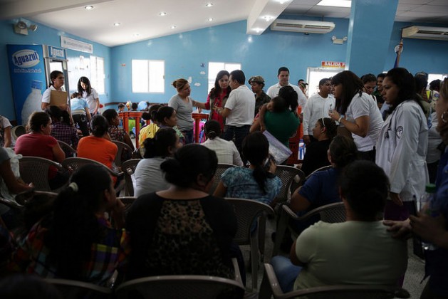 Migrantes deportados desde Estados Unidos son atendidos en un albergue de San Pedro de Sula, en Honduras, antes del retorno a sus comunidades de origen. Crédito: Thelma Mejía/IPS