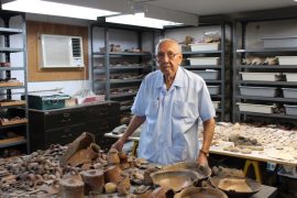 Luis Chanlatte en el Centro de Investigaciones Arqueológicas