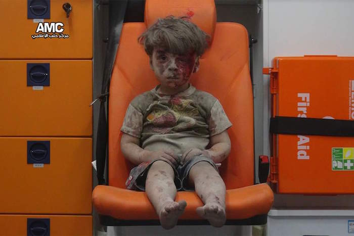 Ensangrentado, herida abierta en la frente, vestido de ceniza y escombros, Omran Daqneesh, de cinco años, parece que acaba de despertarse. Poco sabía que abría los ojos a una pesadilla, es decir, a su vecindario bombardeado por el régimen. (Aleppo Media Centre / Twitter)