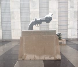 Monumento a la no violencia en la sede de la ONU en Nueva York. Crédito: Oficina de IPS en la ONU.