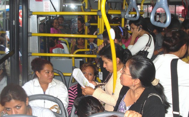 Guatemala, donde se cometen la mayor cantidad de femicidios de América Central, inauguró en 2011 un servicio de buses exclusivos de mujeres para evitar el acoso sexual. Danilo Valladares /IPS