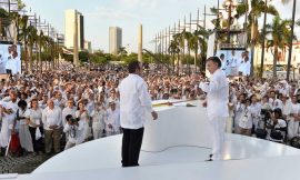 El presidente Juan Manuel Santos (derecha) le muestra al jefe de las FARC, Rodrigo Londoño, el simbólico “baligrafo” con el que ambos firmaron el Acuerdo Final de Paz de Colombia. Crédito: Presidencia de Colombia
