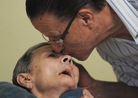 Don Esteban “Checo” Sánchez atiende a su esposa Luz María Rivera, diagnosticada con Alzheimer, en un centro de envejecientes/31 enero 2013