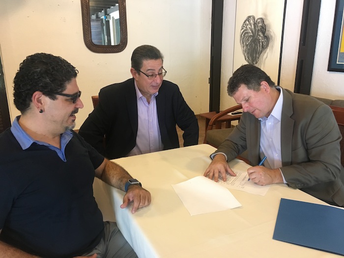 Firma del acuerdo de colaboracion educativa entre UPR-Cayey y Facultad de Derecho de la Universidad Interamericana. (Suministrada)
