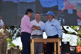 El director general de la FAO, José Graziano da Silva (derecha), con el presidente de Colombia, Juan Manuel Santos (centro) y el ministro para el Posconflicto, Rafael Pardo, durante la firma de un acuerdo para el desarrollo rural en el país latinoamericano. Crédito: FAO