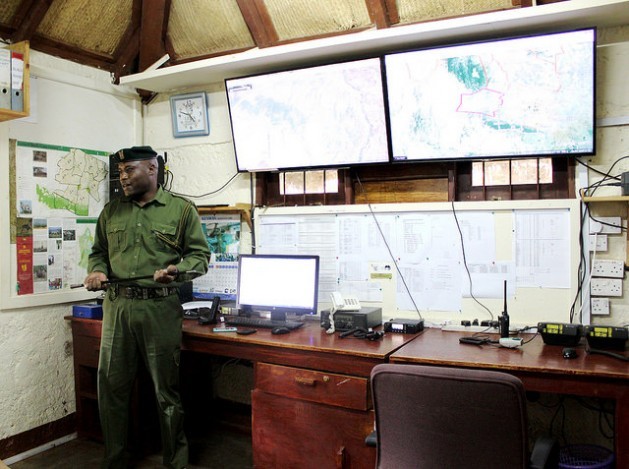 En esta foto de mayo de 2016, se ven instrumentos de alta tecnología utilizados con Google Maps en Lewa Wildlife Conservancy, en el norte de Kenia, donde unos 1.000 guardaparques del Servicio de Vida Silvestre vigilan la zona. Crédito: Manipadma Jena/IPS.