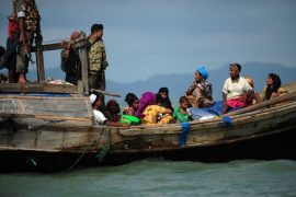 Refugiados rohinyás de Birmania procuran que guardias de la patrulla fronteriza de Bangladesh los dejen pasar, en 2012. Crédito: Anurup Titu/IPS