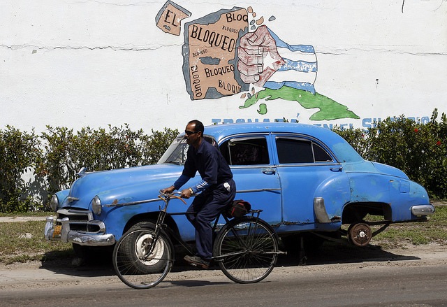 Un grafiti en una calle de La Habana contra el bloqueo o embargo económico, comercial y financiero con el que desde 1962 Estados Unidos castiga a Cuba y que el presidente Barack Obama ha buscado horadar lo máximo que puede desde el poder ejecutivo. (Jorge Luis Baños / IPS).