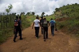 Migrantes hondureños cruzan la frontera con Guatemala en forma irregular, en su largo y peligroso camino hacia Estados Unidos. Crédito: Encarni Pindado/Amnistía Internacional