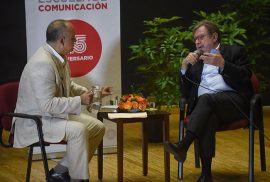 El doctor Mario Roche junto a Juan Luis Cebrián (derecha), director de El País.