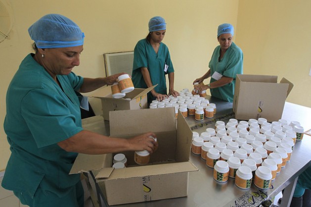 Tres mujeres trabajan en el envasado y etiquetado de píldoras de espirulina, en la planta de producción, de la empresa estatal Genix-Labiofam, en la localidad de Zaragoza, en Cuba.  (Jorge Luis Baños/IPS)