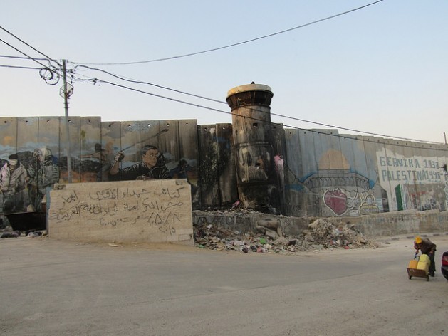 En el territorio palestino de Cisjordania, un “muro de seguridad” de ocho metros de alto rodea parte del campamento de refugiados palestinos Aida, 1,5 kilómetros al norte de Belén. Crédito: Fabiola Ortiz/IPS.