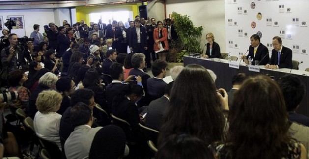 El presidente de Ecuador, Rafael Correa (izquierda), y el secretario general de la Organización de las Naciones Unidas, Ban Ki-Moon, durante un encuentro con periodistas, en la inauguración de la Tercera Conferencia de Naciones Unidas sobre vivienda y desarrollo urbano sostenible (Hábitat III), el lunes 17 en Quito. Crédito: Presidencia de Ecuador