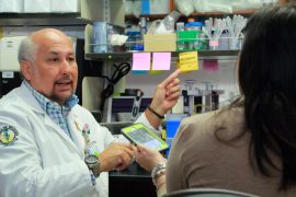 El doctor Jorge Santana Bagur se encuentra trabajando en estudio para comprobar efectividad de vacuna contra el Zika. Fotos: Giovani Ramos