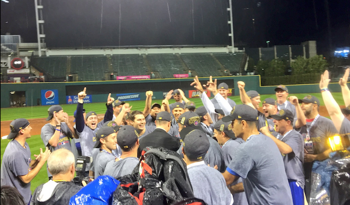 Los Cubs celebran su triunfo. (Twitter)