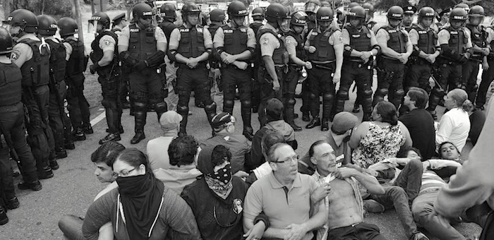 Cerco policial a manifestantes antes de arrestarlos en Peñuelas, el miércoles, 23 de noviembre.