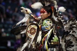 Bailarín tradicional en el Festival Manito Ahbee, que celebra la cultura y el patrimonio indígena para unificar, educar e inspirar. Crédito: Travel Manitoba/cc by 2.0