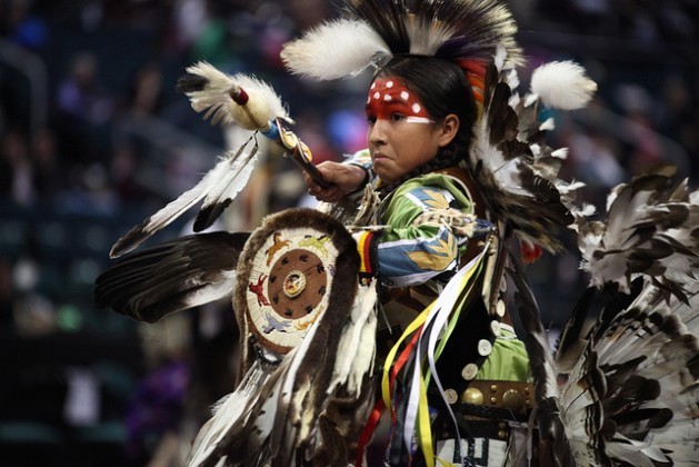 Bailarín tradicional en el Festival Manito Ahbee, que celebra la cultura y el patrimonio indígena para unificar, educar e inspirar. Crédito: Travel Manitoba/cc by 2.0