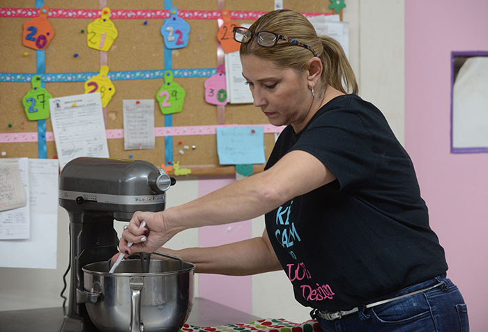 Liana Castillo confeccionando “cupcakes” de zanahoria.