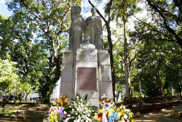 Foto- Monumento a Eugenio Maria de Hostos en UPR Rio Piedras.jpg
