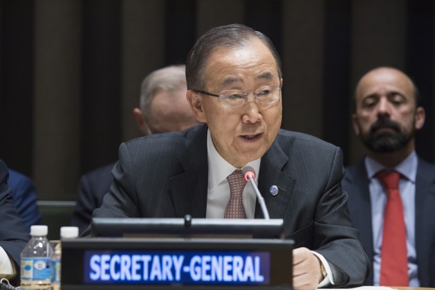 El secretario general de la ONU, Ban Ki-moon, se dirige a la Asamblea General para informar sobre el nuevo enfoque de la ONU para hacer frente al cólera en Haití. Crédito: Eskinder Debebe/UN Photo.