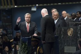 António Guterres presta juramento como secretario general, cargo que desempeñará durante cinco año. Crédito: UN Photo/Mark Garten.