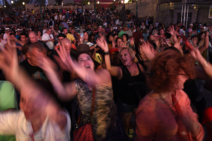 El público baila al son de Los Pleneros de la 23 Abajo en la Plaza del V Centenario. (Ricardo Alcaraz/Diálogo)
