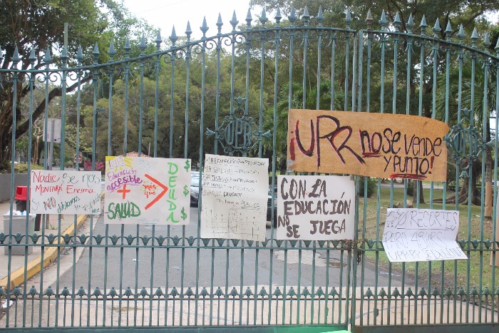 También, los portones alrededor de la Universidad se encuentran adornados por pancartas y banderas colocadas por los manifestantes. (Enrique Fortuño/ Diálogo)