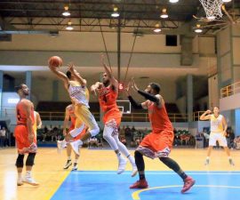 Los Tiburones de Aguadilla derrotaron 51-45 a los subcampeones Taínos del Turabo en el baloncesto. (Suministrada)