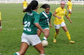 Cara a cara Interamericana y Colegio en el inicio del fútbol femenino este jueves. (Luis F. Minguela / LAI)