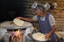 Una mujer indígena cocina tortillas en Oaxaca, México. Latinoamérica es una de las regiones mundiales con una creciente desigualdad socioeconómica. (Visualhunt)