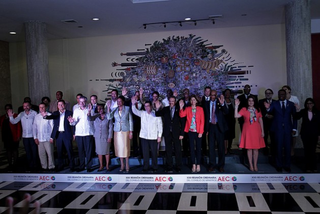 Foto de familia, durante la jornada concluisiva de la 22 Reunión Ordinaria del Consejo de Ministros de la Asociación de Estados del Caribe (AEC), el 10 de marzo, en la capital de Cuba. Crédito: Jorge Luis Baños/IPS